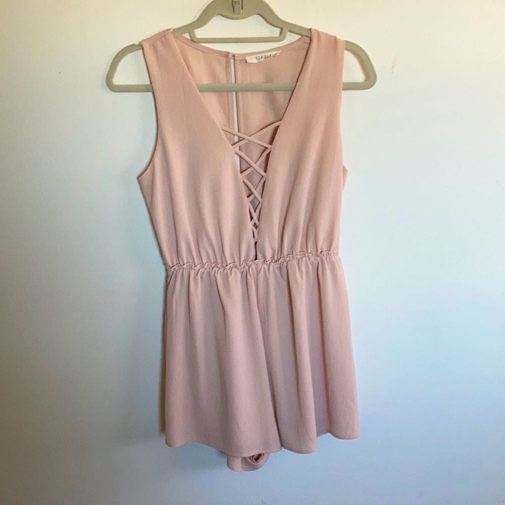 Illa Illa size Medium. Dusty rose romper.